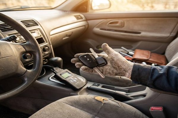 Automotive locksmith programming a transponder key in San Jose